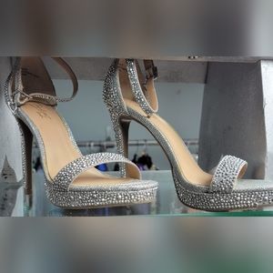 Size 6M Thalia Sodi high heels